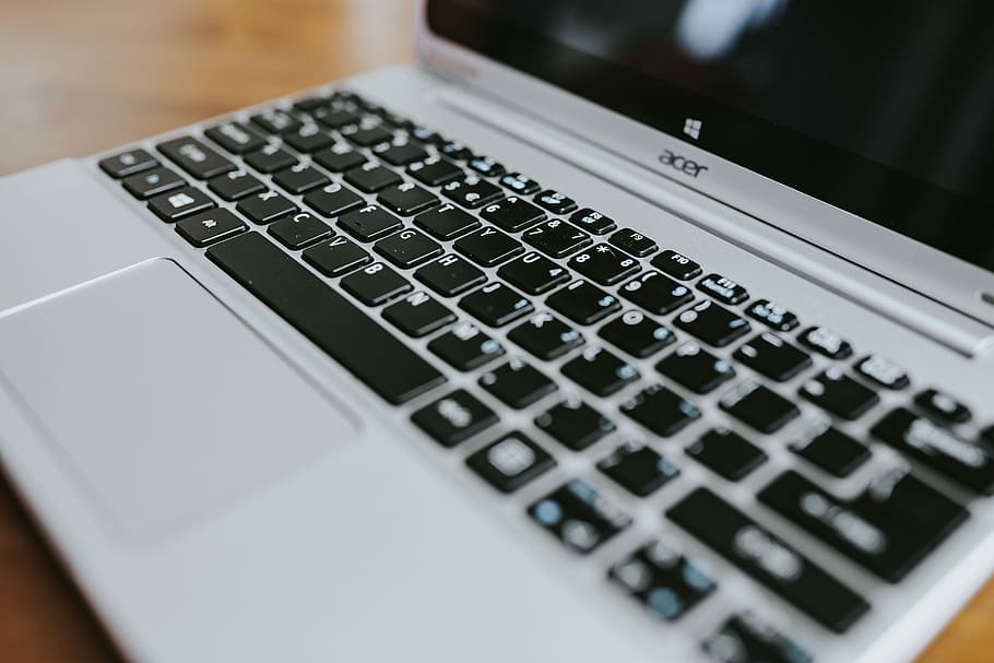 Silver laptop with various items on a table, magazines, computer HD wallpaper