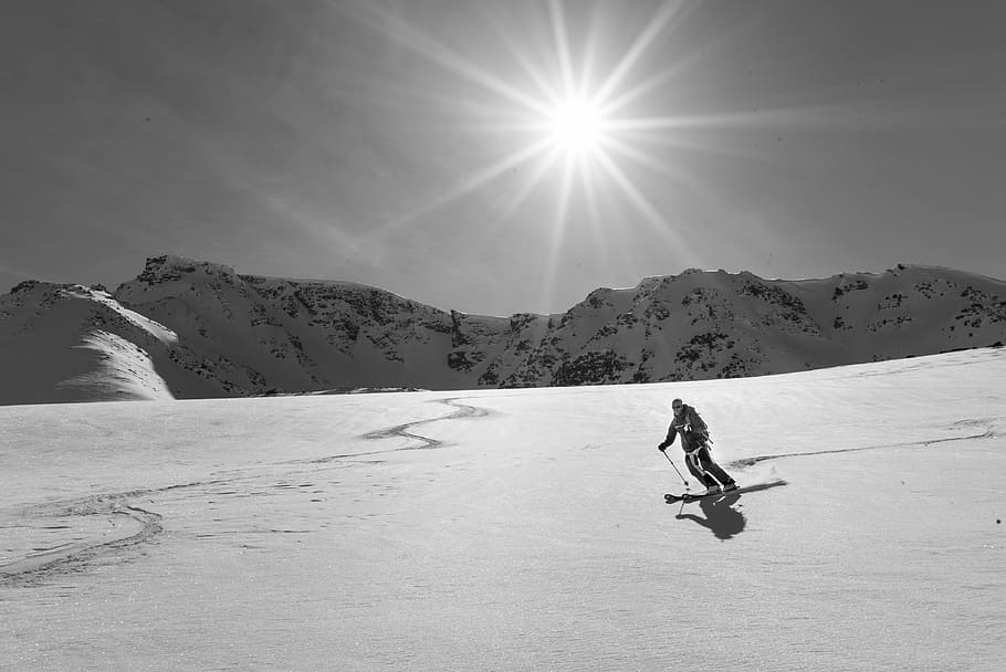 grayscale photography of person skiing on snowy mountain, person doing snowskis on snowfield HD wallpaper