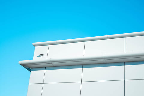 white concrete building during daytime, white building under blue sky HD wallpaper