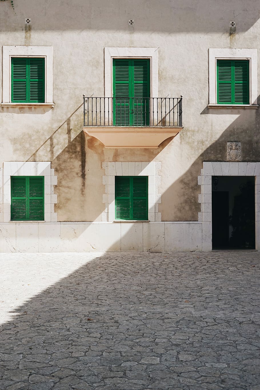 brown and gray concrete 2-storey house during daytime, gray concrete building with green doors and windows HD wallpaper