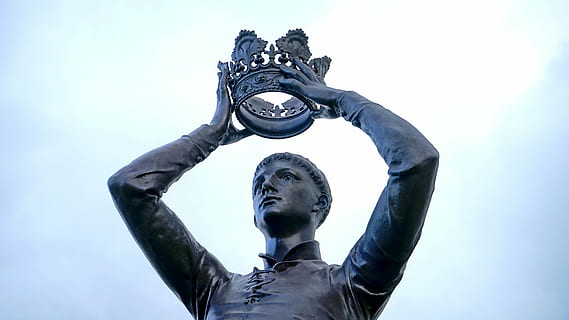 male statue holding crown under white clouds, shakespeare, king lear HD wallpaper