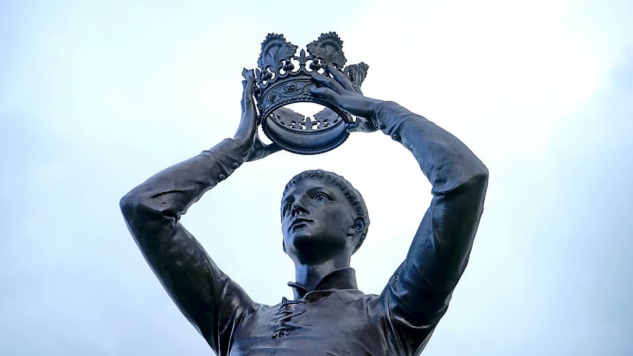 male statue holding crown under white clouds, shakespeare, king lear HD wallpaper