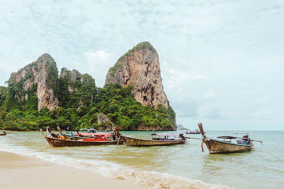 boats docked on seashore during daytime, boat on shore under blue sky HD wallpaper