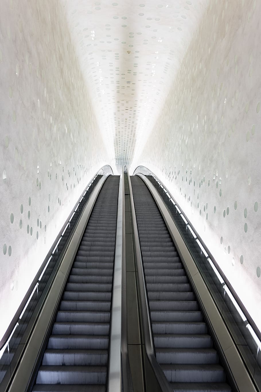 escalator, structure light, building, elbe philharmonic hall HD wallpaper