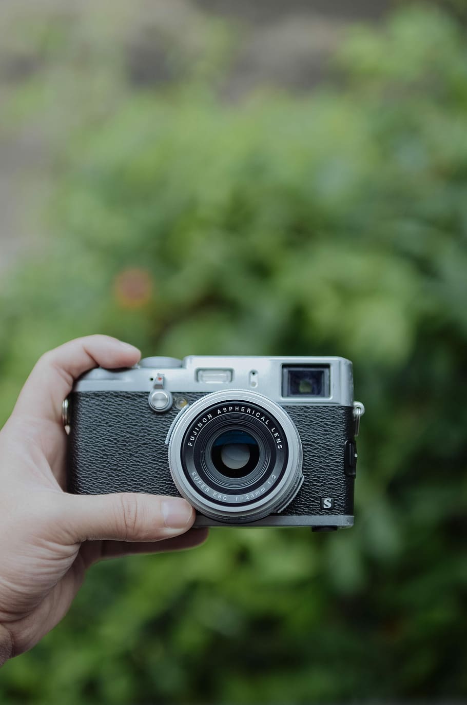 black and gray holding camera, gray and black camera, hand, vintage HD wallpaper