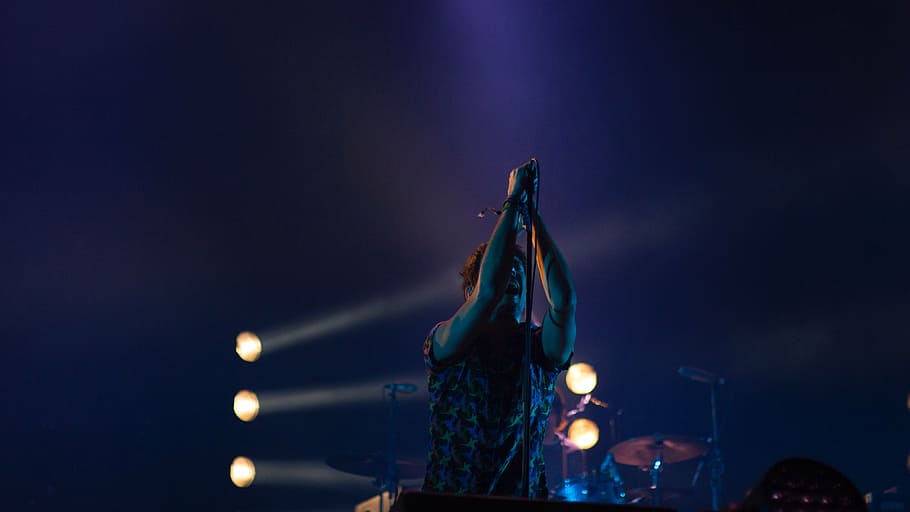 man performing on stage at night time, people, light, dark HD wallpaper
