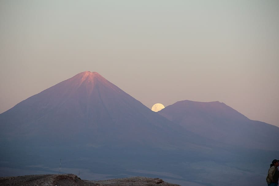 blue mountains at golden hour, volcano, licancabur, san pedro de atacama, HD wallpaper