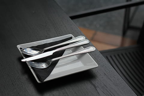 stainless steel spoon and fork on black ceramic plate, fork, knife, and spoon on plate HD wallpaper