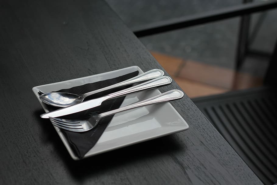 stainless steel spoon and fork on black ceramic plate, fork, knife, and spoon on plate HD wallpaper