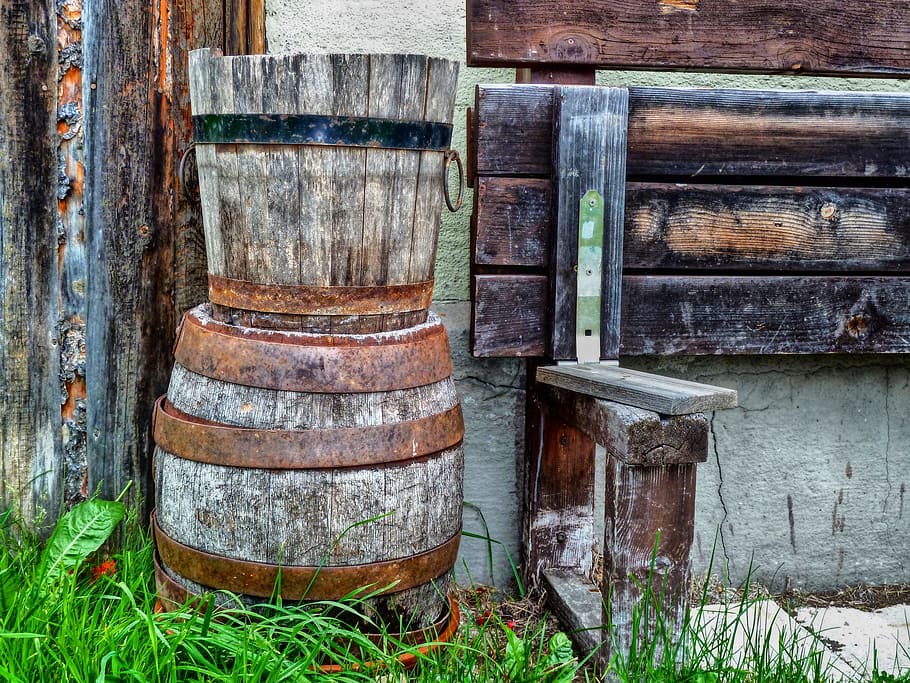 brown wooden bucket on top of wooden drum, kegs, barrels, rusty HD wallpaper