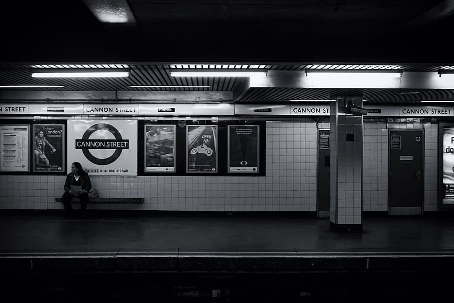 A man waits alone on the tube platform on the London Underground, HD wallpaper