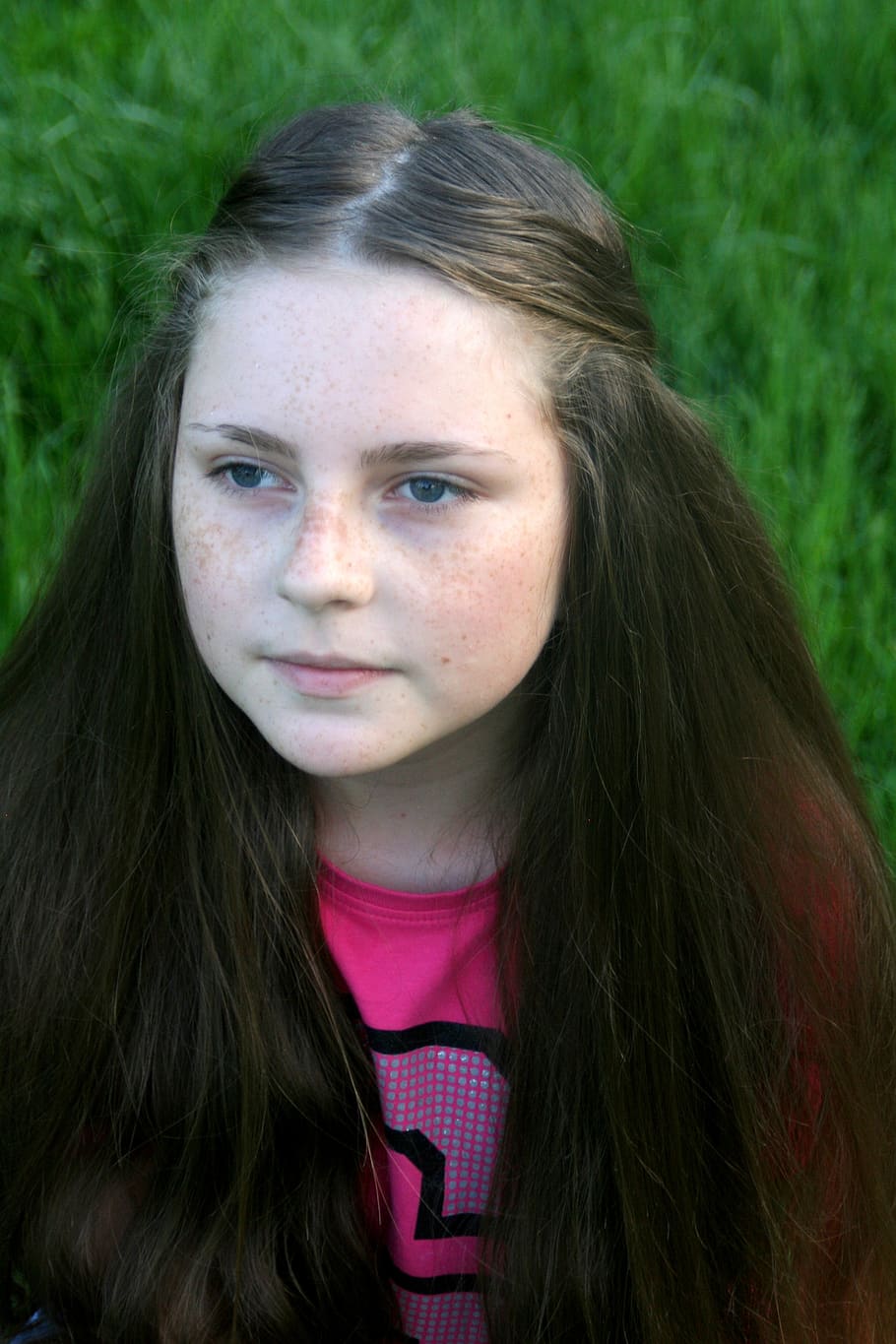 freckle face, portrait, grass, looking at camera, one person HD wallpaper