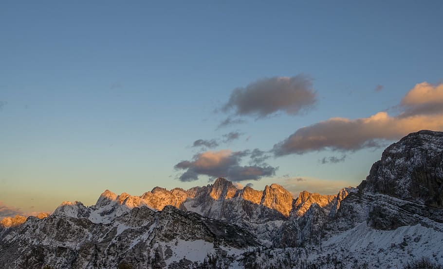 mountains, range, mroning, light, sun, illuminated, orange HD wallpaper