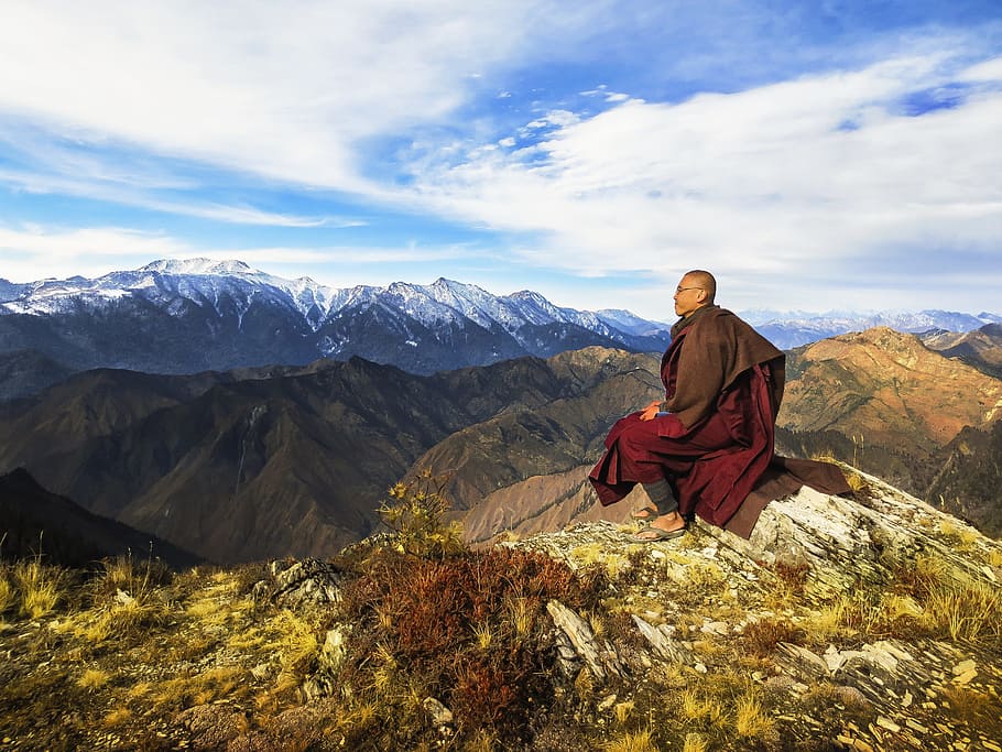 monk sitting on the cliff on the mountain under the blue sky during daytime, HD wallpaper