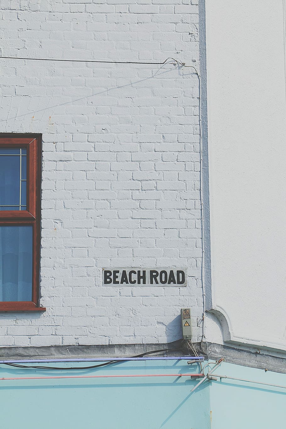 Beach Road signage at daytime, Beach Road signage on white brick wall near window HD wallpaper
