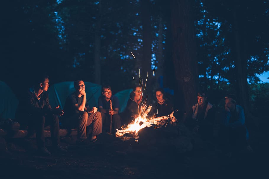 people having a bonfire, people having bonfire during nightime HD wallpaper