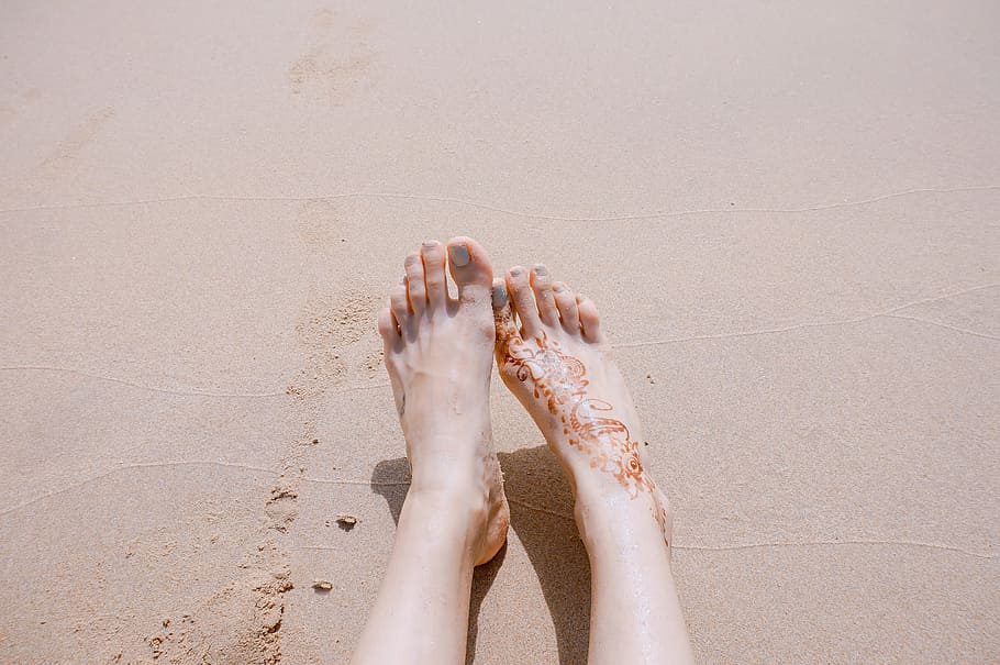 beach, shore, white, sand, travel, summer, vacation, legs, foot, HD wallpaper