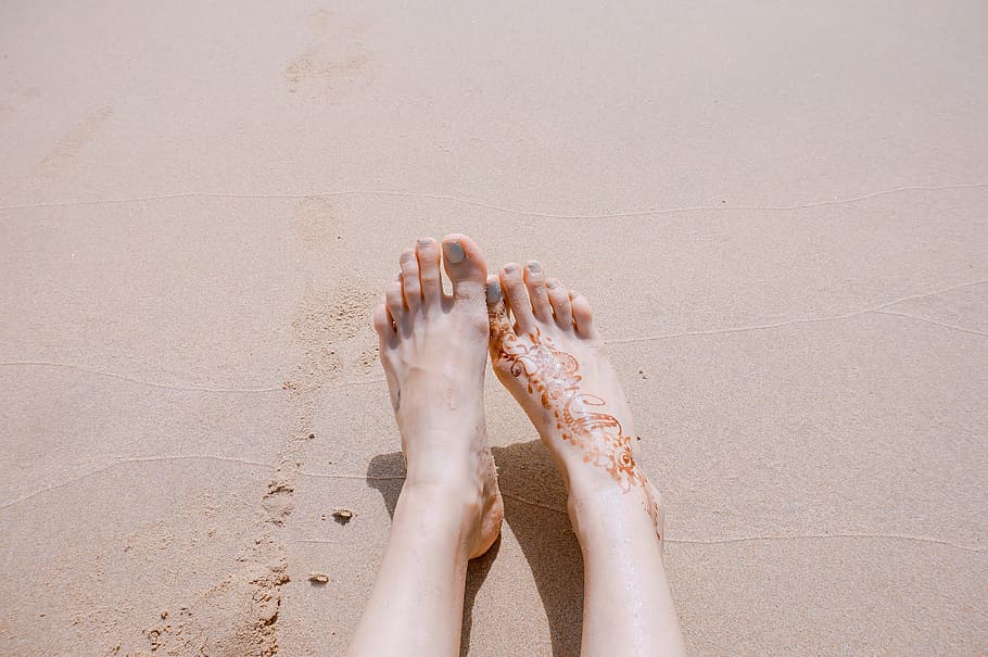 beach, shore, white, sand, travel, summer, vacation, legs, foot HD wallpaper