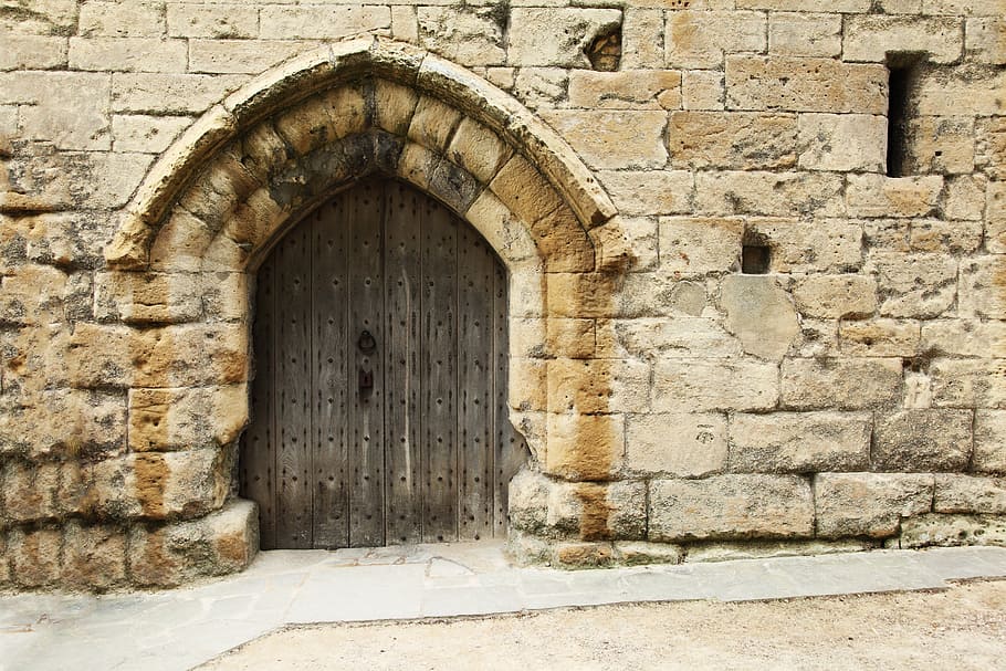 brown wooden double door on brown masonry building, arch, architecture HD wallpaper