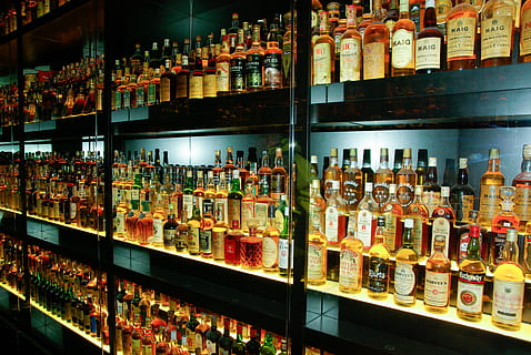 assorted-wine bottle on shelf, whisky, alcohol, bottles, choice HD wallpaper