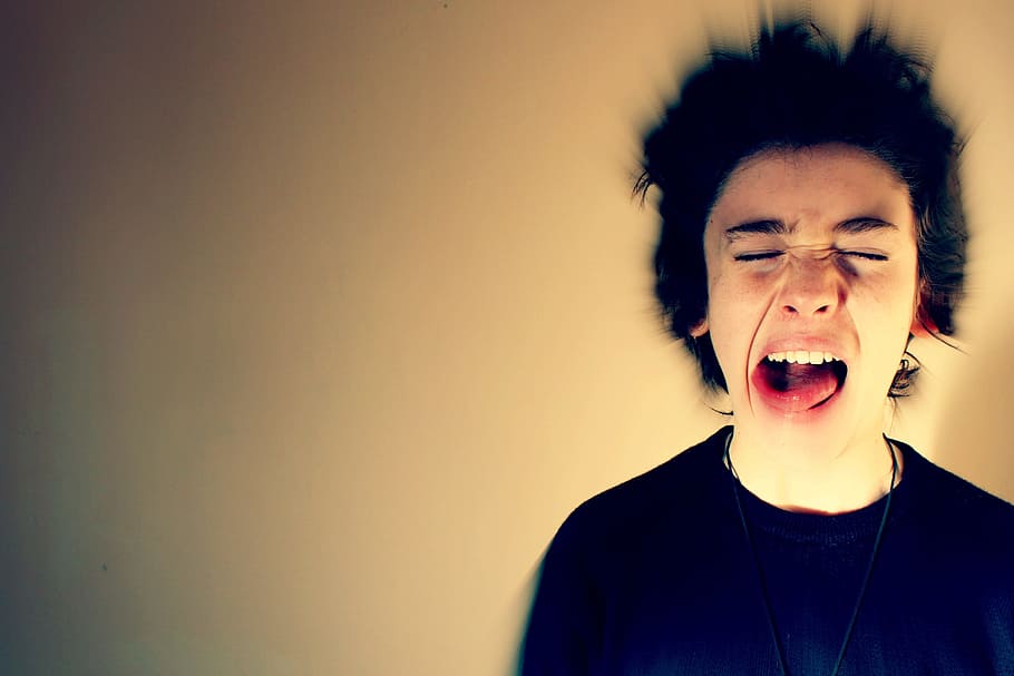 man wearing black crew-neck shirt opening his mouth, cry, zoom HD wallpaper