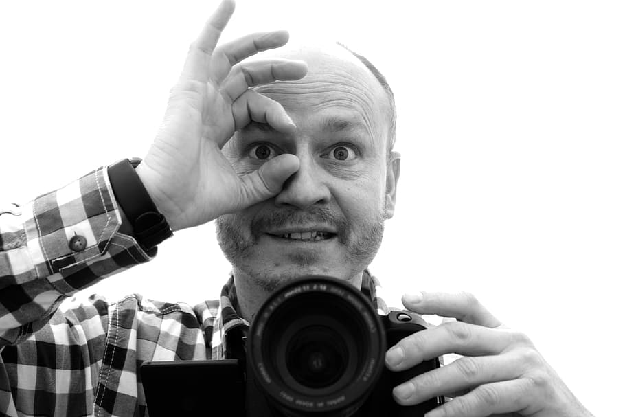 grayscale photo of man holding black DSLR camera, photographer HD wallpaper