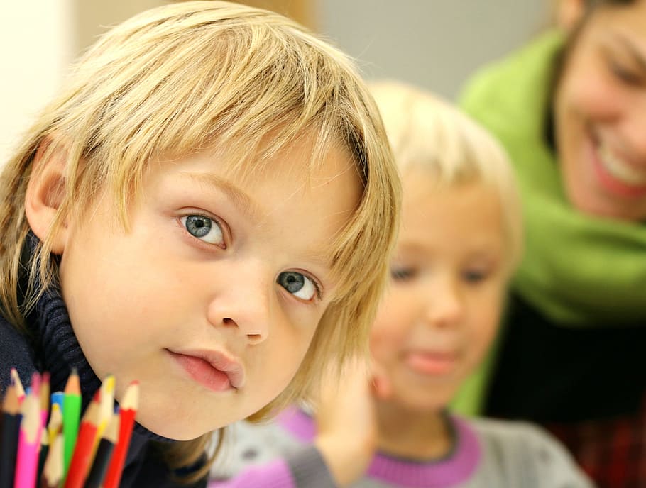 selective-focus photography of children in black knitted turtle-neck top HD wallpaper