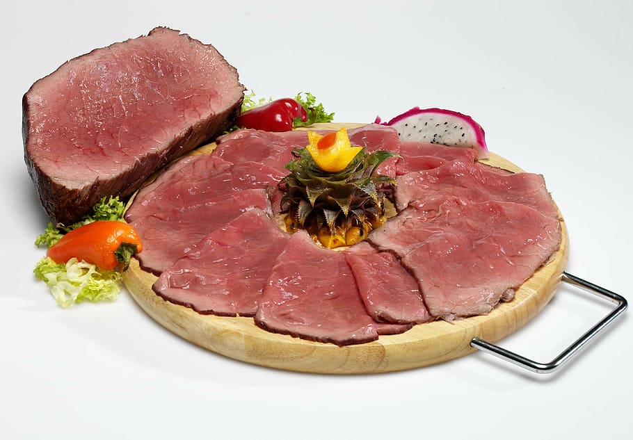 sliced steak on round wooden tray, roast beef, meat, fresh HD wallpaper