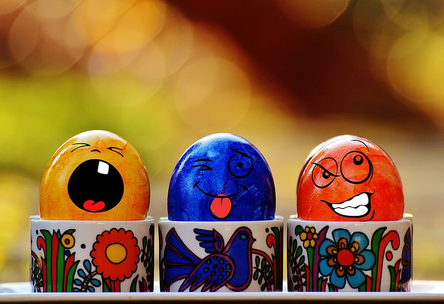 three assorted-color egg decors on cup selective focus photography, HD wallpaper
