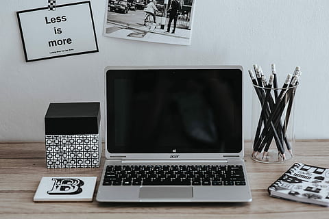 Inspirational cards with quotes, a black-and-white photo and a silver laptop HD wallpaper