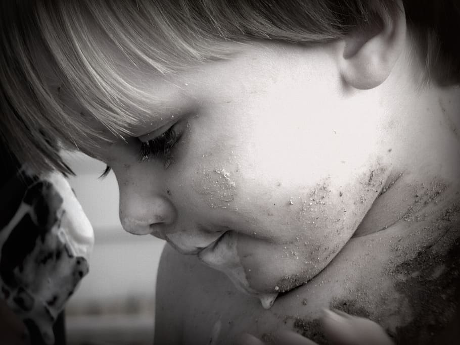 boy, muddy, dirty, playing, eating, ice cream, black and white HD wallpaper