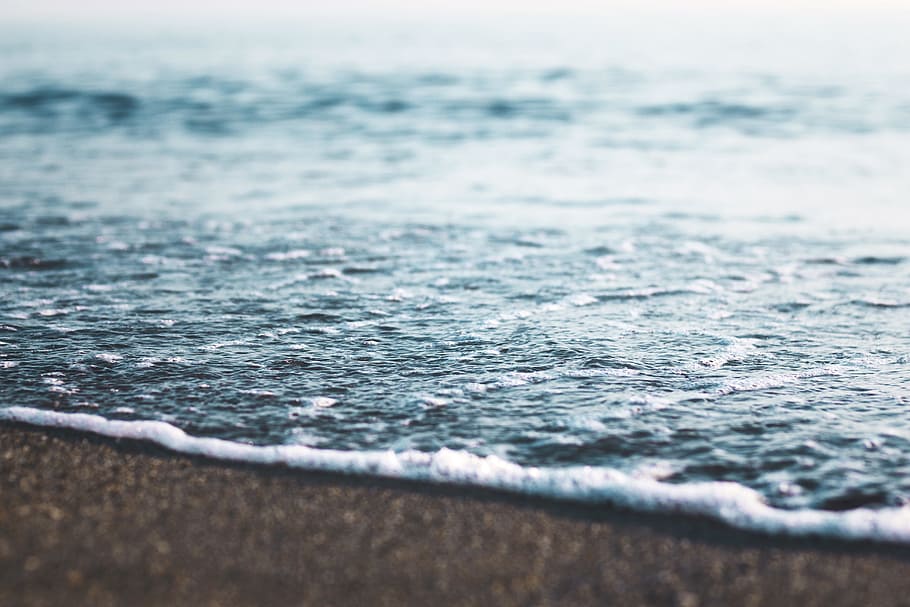 sea waves touches seashore at daytime, focus photography of splashing waves on seashore HD wallpaper