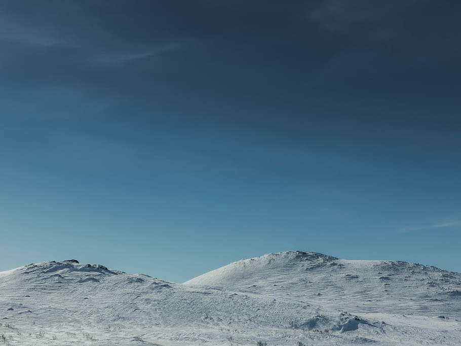 white snowy land under blue sky, snowfield hill during daytime HD wallpaper