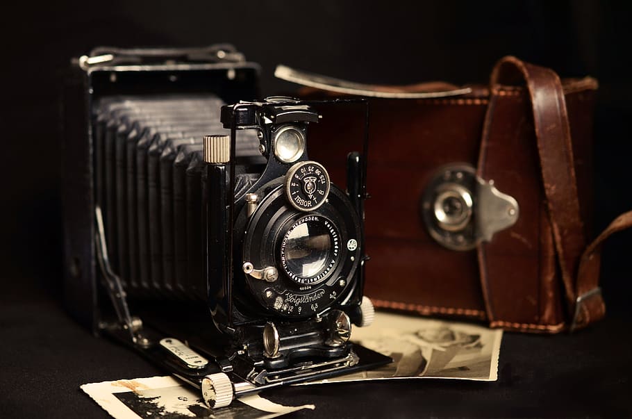 black folding camera with brown leather bag, antique, voigtlander HD wallpaper