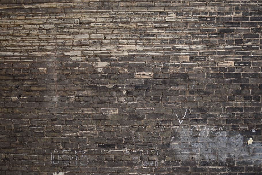 brown concrete brick wall, brown concrete wall, graffiti, chalk HD wallpaper