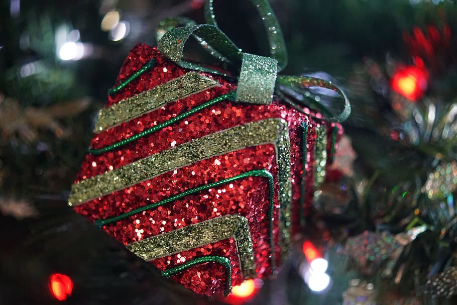 Red and Green Christmas Tree Decor, blur, blurred, bokeh, box HD wallpaper
