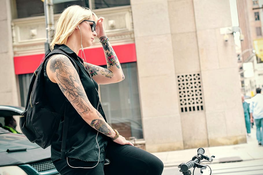 woman wearing black collared sleeveless top with black pants on bike, HD wallpaper
