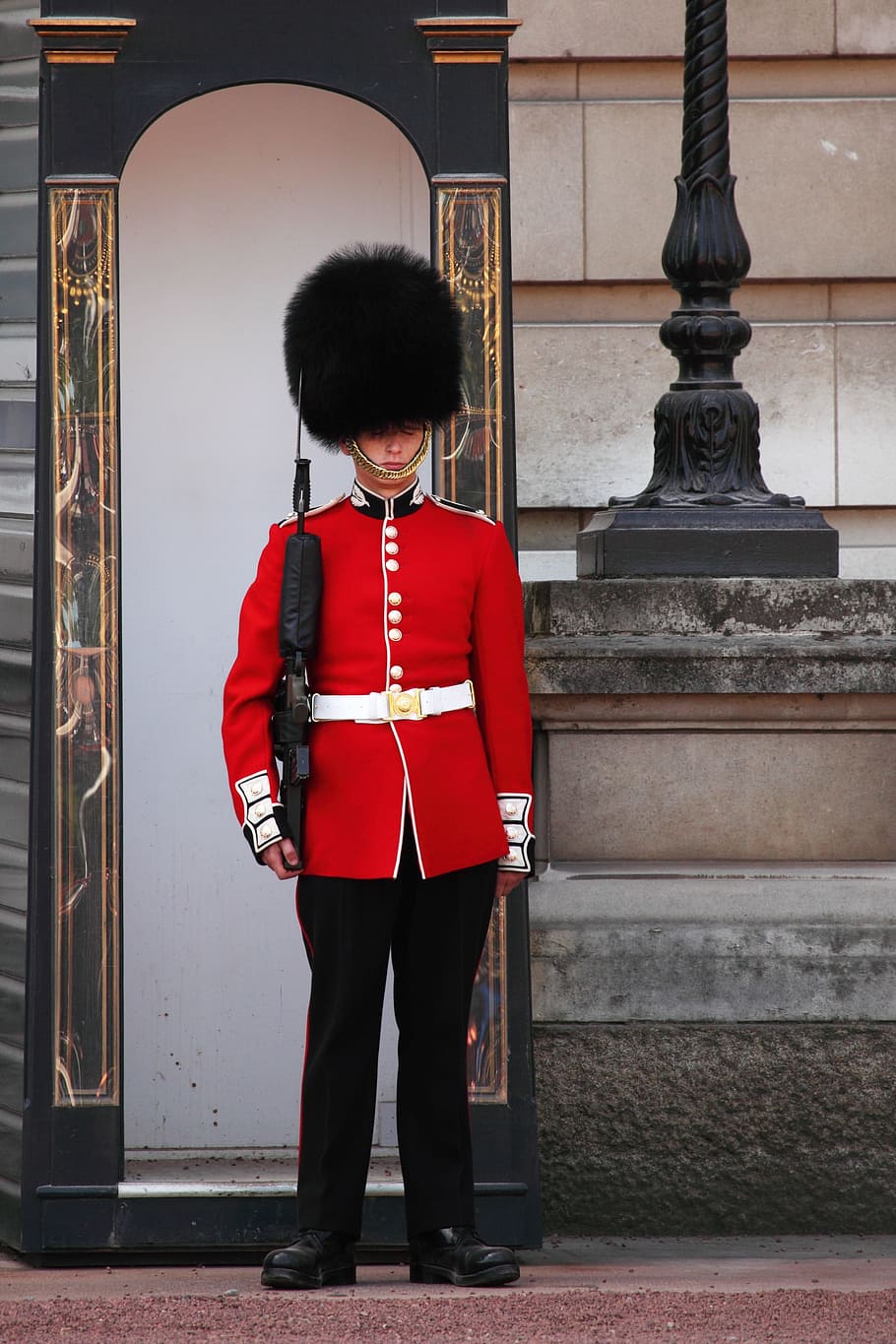 man standing in front of building, Buckingham, Palace, Duty, England
