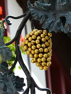 gold grapes table decor, gasthof, shield, brewery, samurai HD wallpaper