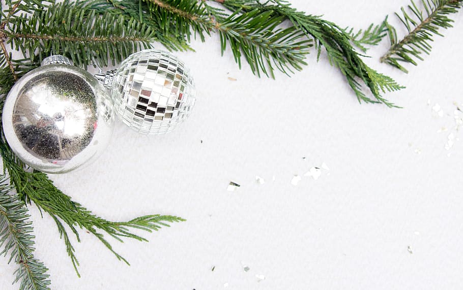 closeup photo of silver baubles, christmas, ball, decoration HD wallpaper