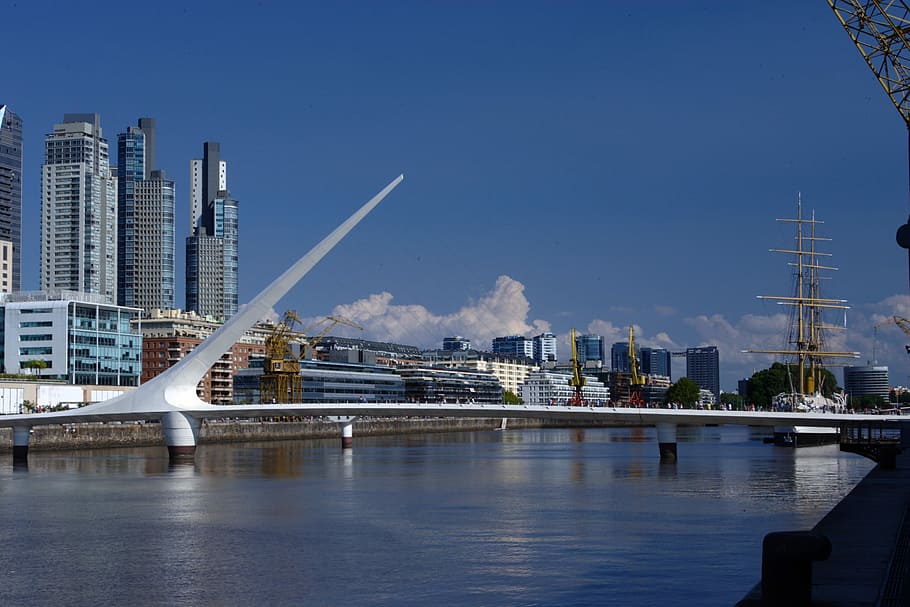 city buildings and ocean, Maredo, Buenos Aires, Bridge, peurto maredo HD wallpaper