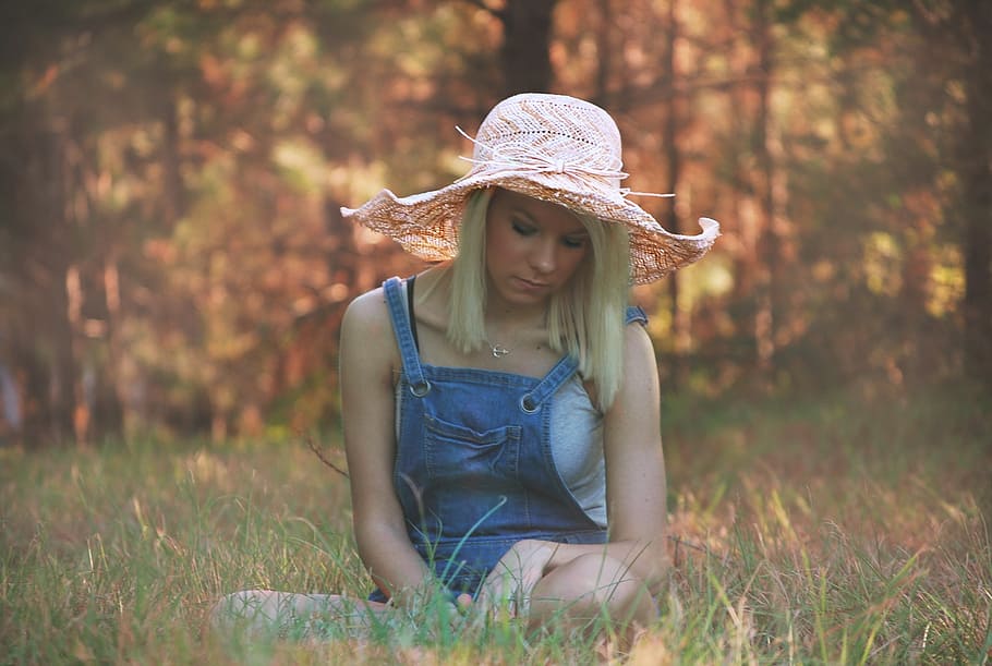 woman wearing pink beach hat sitting on green grass, girl, summer HD wallpaper