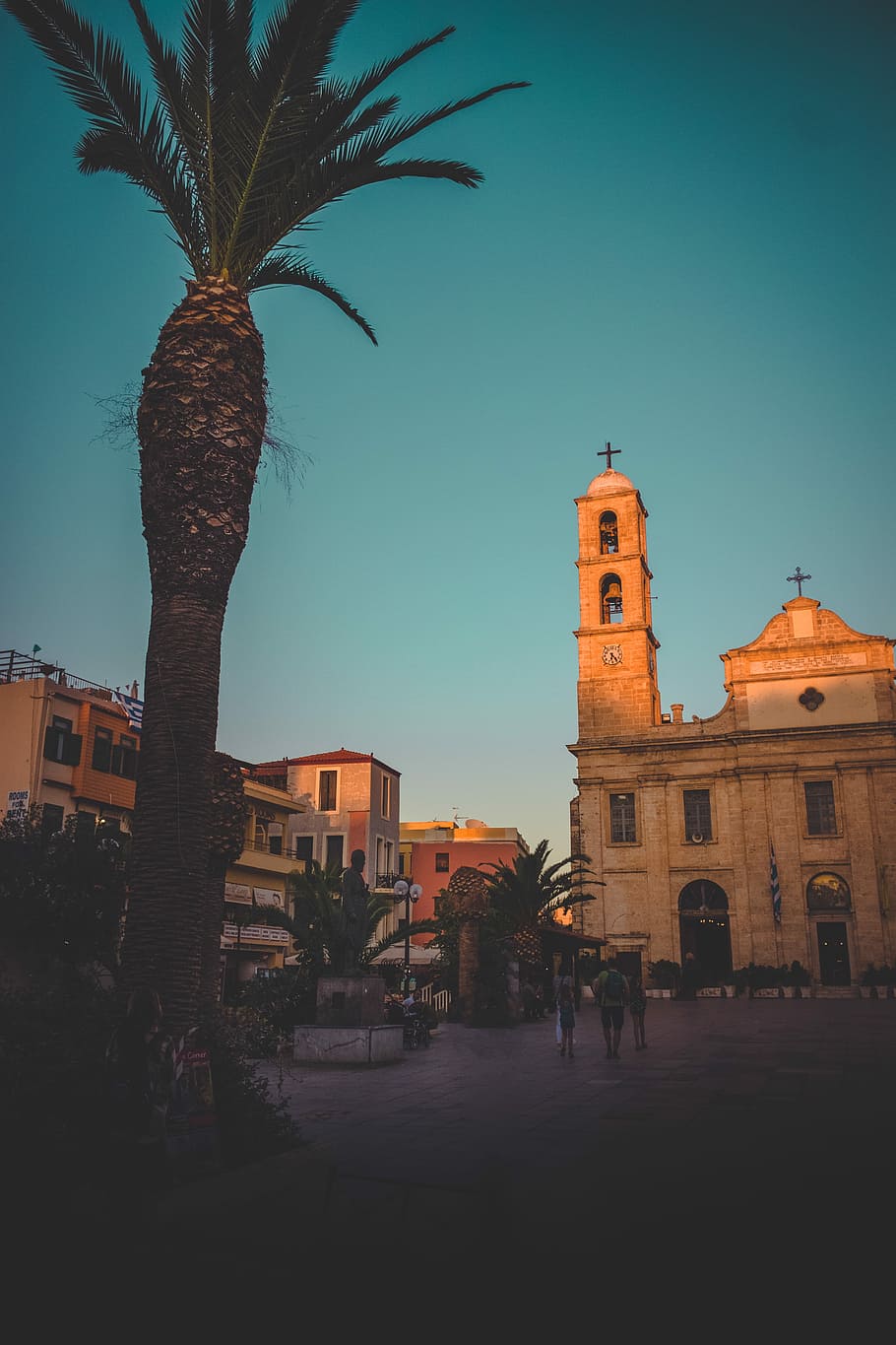 green palm tree near brown concrete chapel at daytime, building HD wallpaper