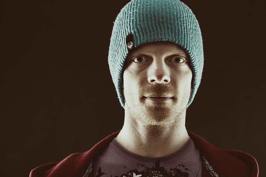 close-up photo of man wearing green knit cap, a man, snowboardista HD wallpaper