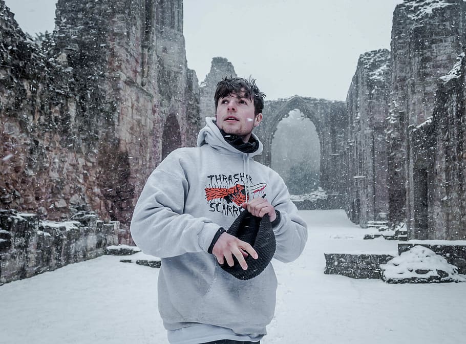 man in gray pullover hoodie in middle of city ruins, man in gray pullover hoodie looking at the sky HD wallpaper