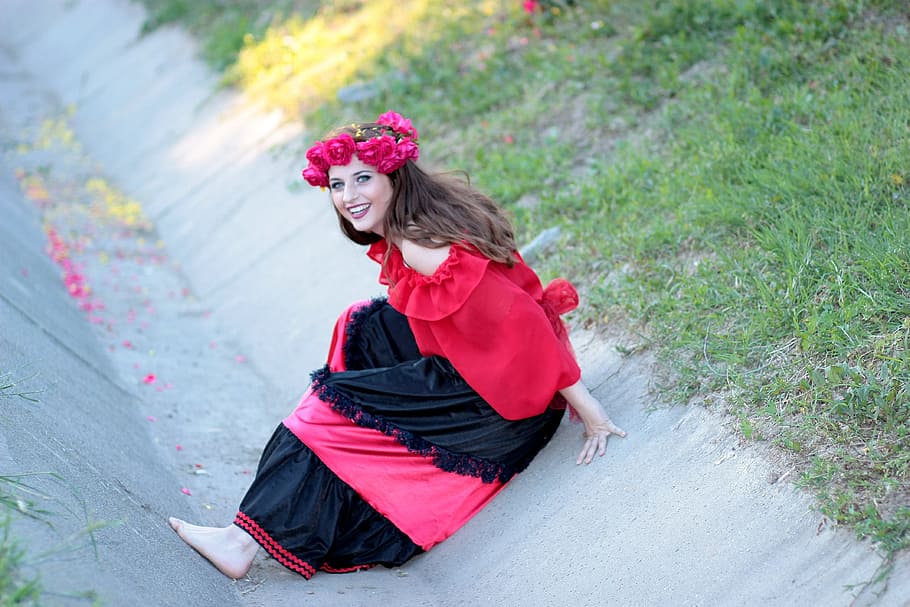 Girl, Smile, Wreath, Red, Roses, happiness, petals, one woman only HD wallpaper