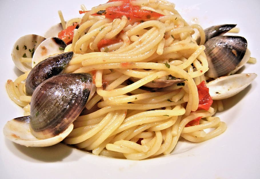 cooked pasta, clams, spaghetti, tomatoes, olive oil, food, basil HD wallpaper