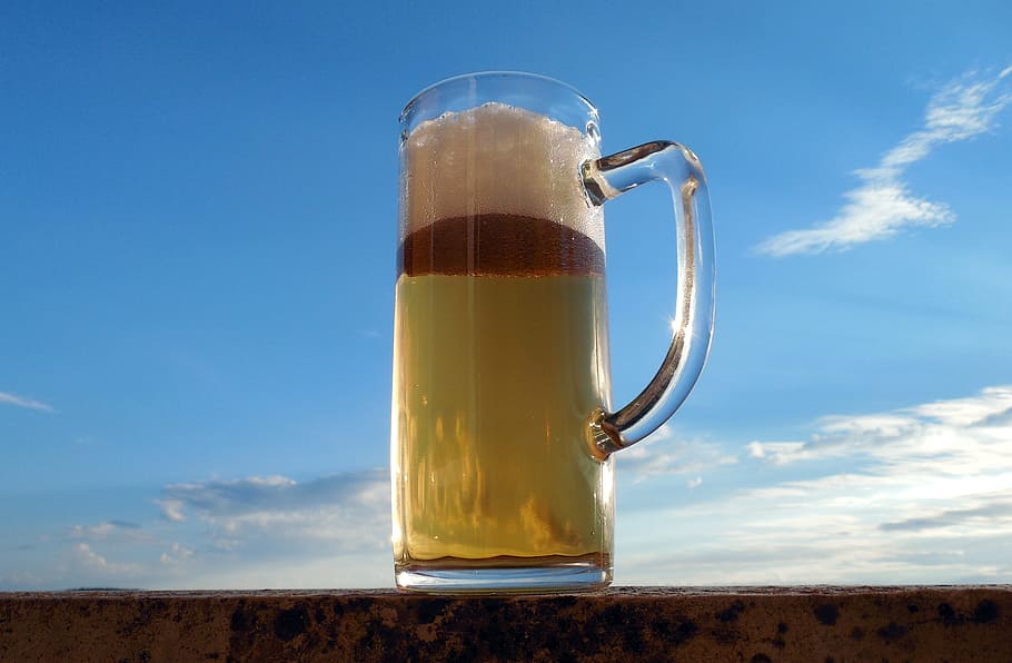 closeup photo of beer mug filled with beer, drink, refreshment HD wallpaper