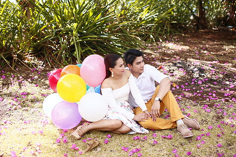 pre wedding photo, couple, nice view, balloon, cute, love, side HD wallpaper