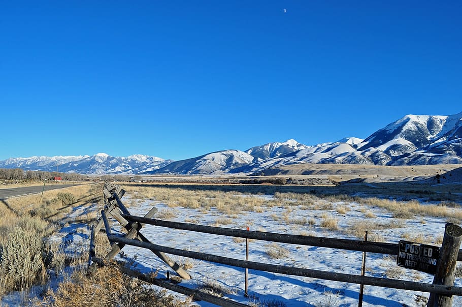 Brown Wooden Fence in Mountain Range, 10 euros, daylight, grass HD wallpaper